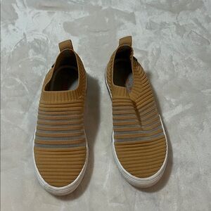 bernie mev. Slip-On Sneakers Size 9